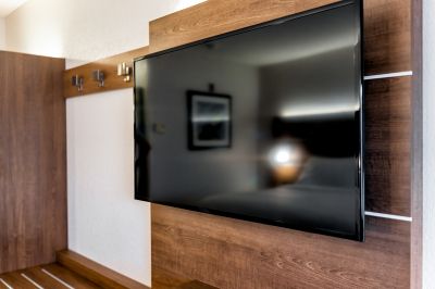 Tv Hanging Service in Olathe, KS